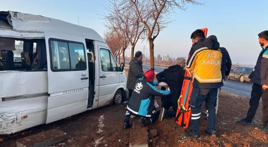 Gizli buzlanma kazaya yol açtı: Ağaca çarpan servisteki 7 işçi yaralandı