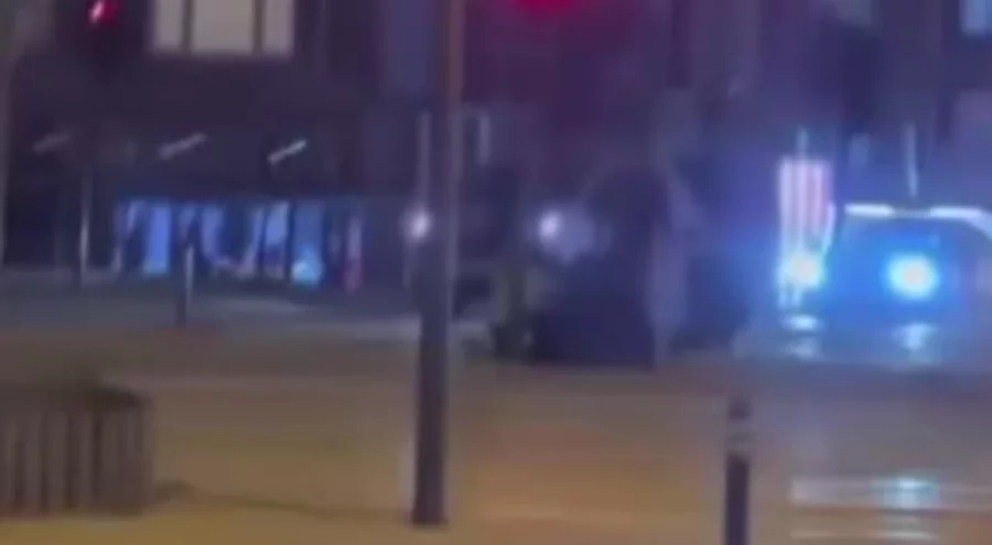 Bursa'da iki genç sokak ortasında  tekme ve yumruklarla birbirine girdi