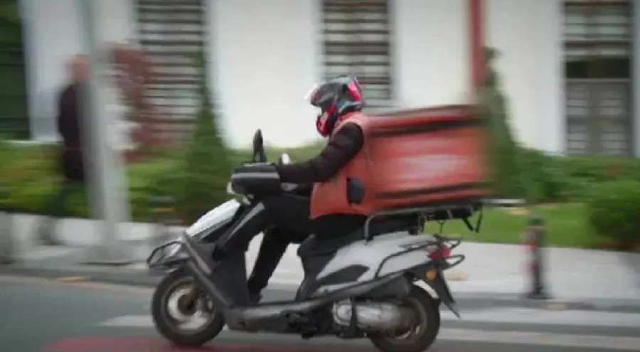 Kuryelerin sürücü belgesinde yaş sınırı 69'a yükseltildi