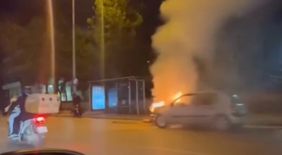 Bursa'da seyir halindeki otomobil alevlere teslim oldu