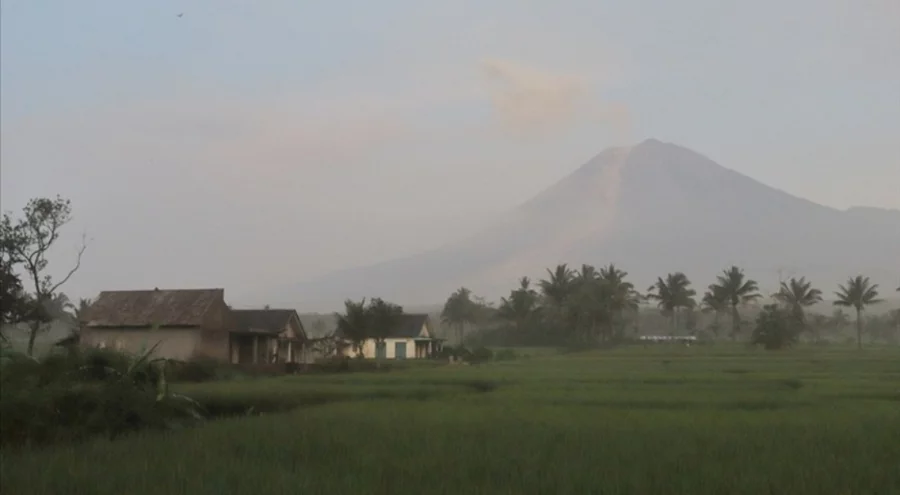 Semeru Yanardağı'nda 2 patlama meydana geldi