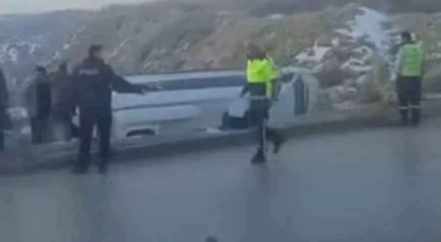 Kontrolden çıkan işçi servisi şarampole devrildi: Çok sayıda yaralı