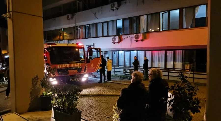 Beyoğlu'nda otel yangını: Mahsur kalan 3 kişi ve bir köpek kurtarıldı