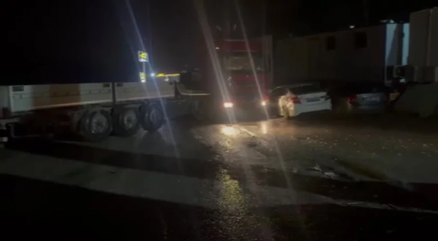 Hatay'da park halindeki 8 araca çarpan tırın sürücüsü yaralandı