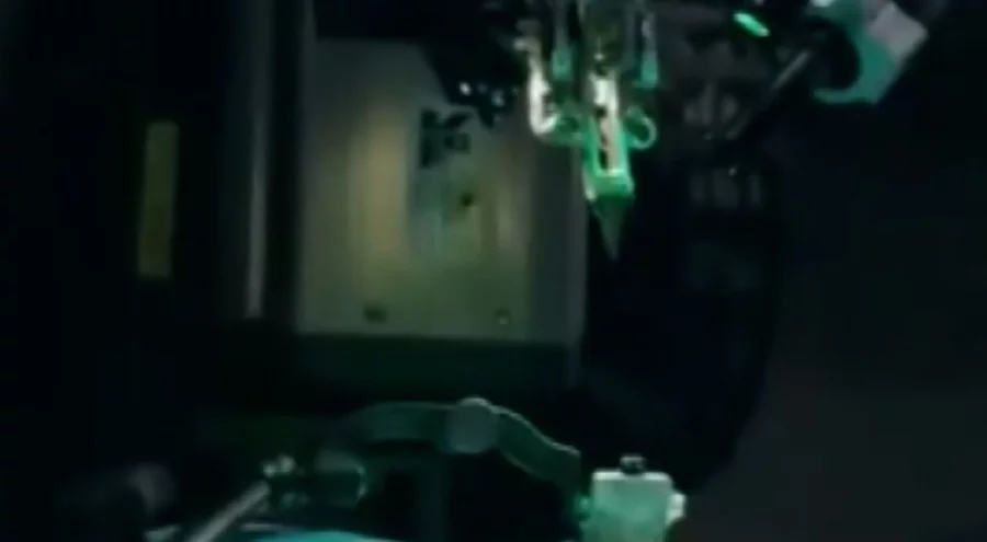 Elon Musk 21 kişinin beynine çip taktı