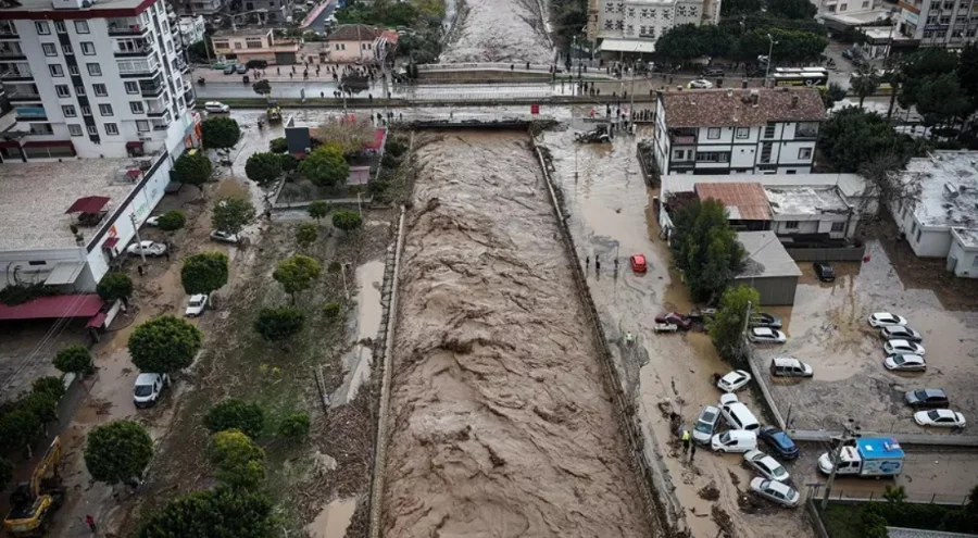 Mersin'de şiddetli sağanak hayatı durdurdu! Dereler taştı, çok sayıda araç sular altında kaldı