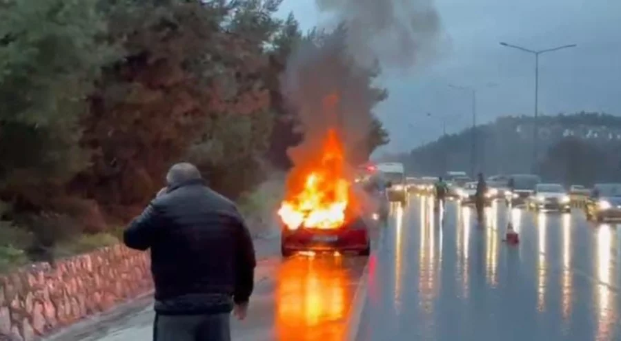 Bursa'da motor arızası veren araç alev alev yandı