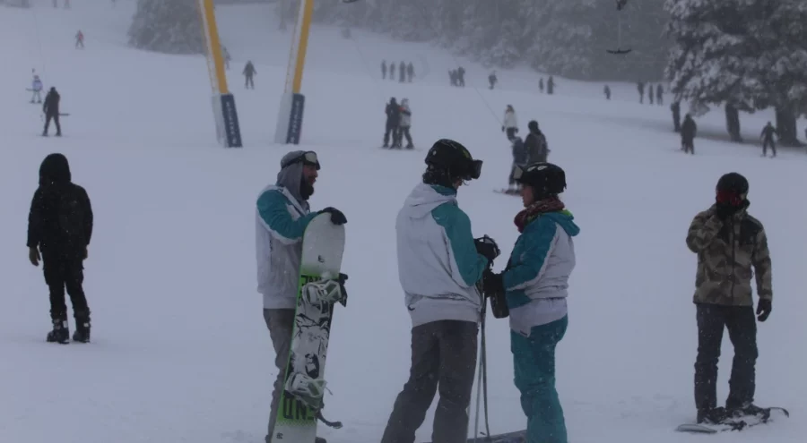 Uludağ'da sis ve soğuğa rağmen yoğunluk sürüyor