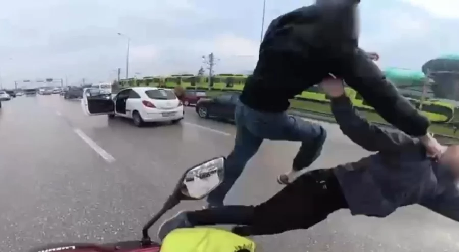 Bursa Acemler'de sürücülerden uçan tekmeli kavga!