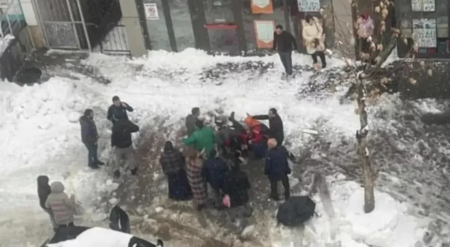 Çatıdan düşen kar kütlesi can aldı