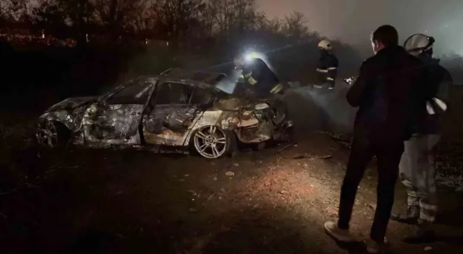 Şarampole uçan otomobil alev aldı! Son anda kendilerini dışarı atarak canlarını kurtardılar