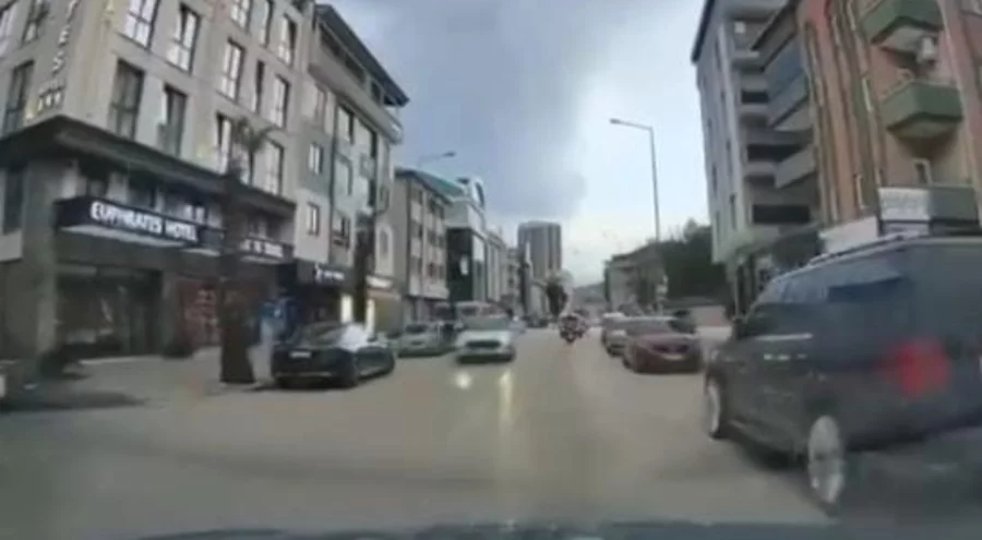 Bursa'da park halindeki araçların arasından çıkan yayaya çarptı