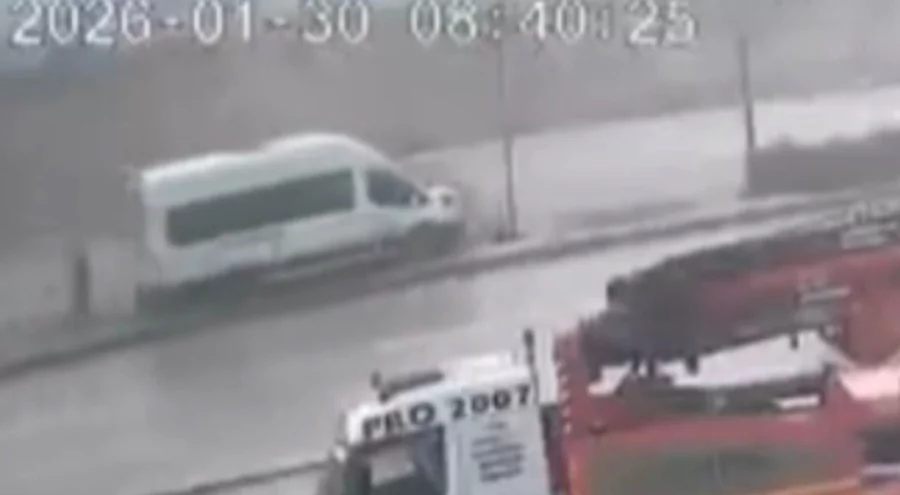 Kontrolden çıkan servis refüje çıktı! Yaya ölümden kıl payı kurtuldu