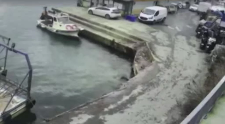 Denize düşen otomobilin sürücüsünün kurtarmak için zamanla yarıştılar!