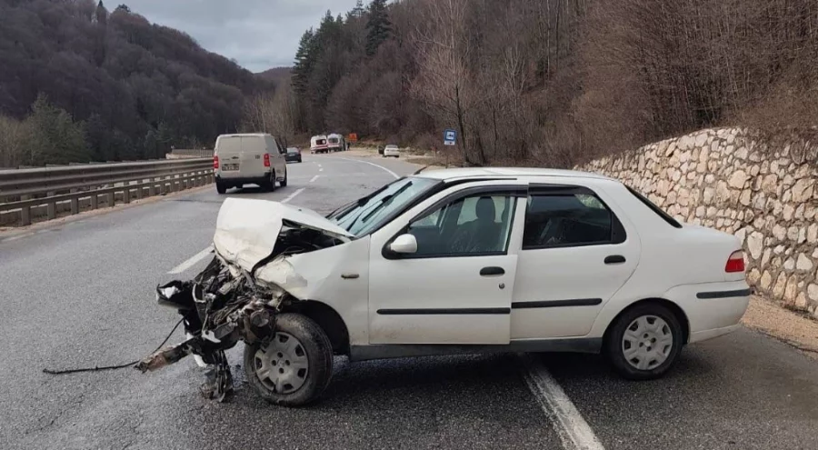 Bursa'da otomobil bariyere çarptı: 3 yaralı