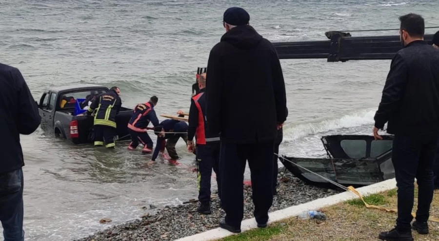 Kontrolden çıkan pikap denize uçtu: 1 yaralı