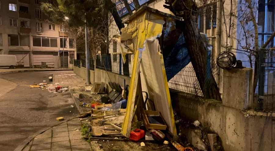 Tekirdağ'da kamyonet taksi durağına daldı