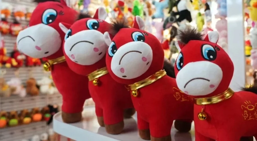 Üretim hatasıydı, fenomen oldu! Labubu'dan sonra yeni gözde "Ağlayan at"