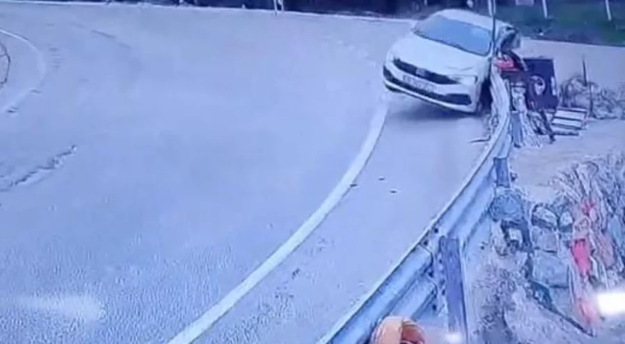 Bursa Uludağ yolunda kontrolden çıkan araç bariyerlere çarptı