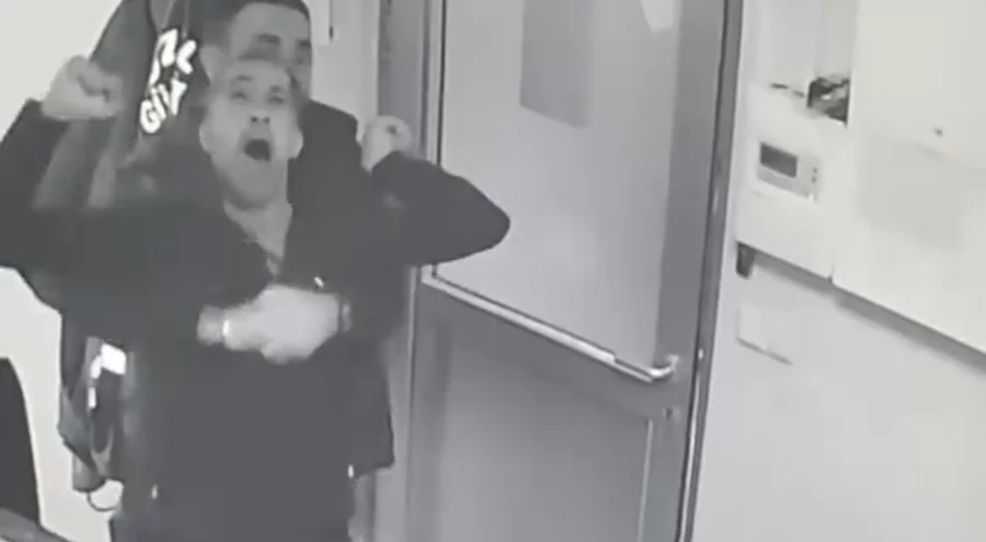 Engelli çalışan, güvenlik görevlisinin heimlich manevrasıyla kurtuldu