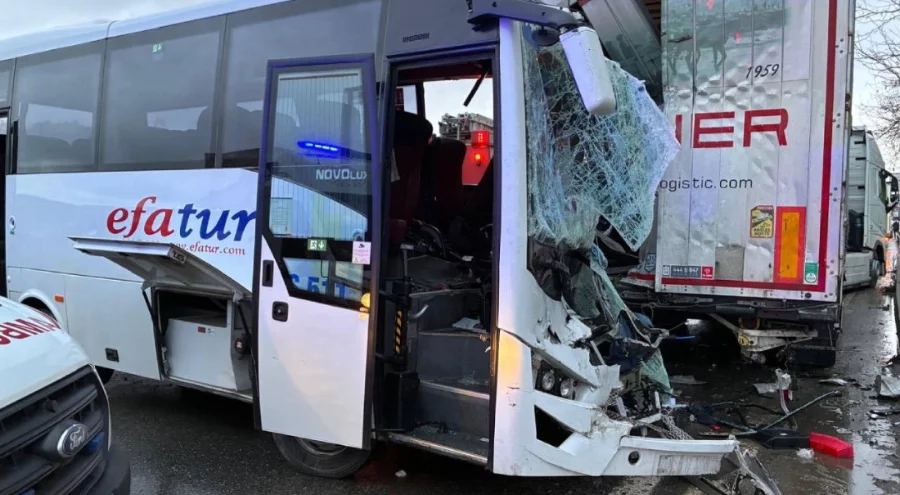 Pendik'te tur midibüsü TIR'a çarptı: Çok sayıda yaralı!