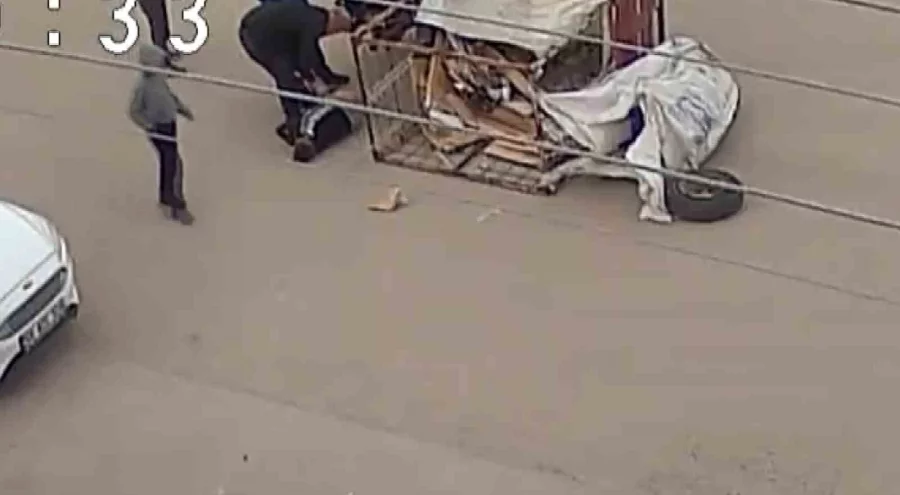 Çocuğun kullandığı elektrikli motosiklet yola devrildi