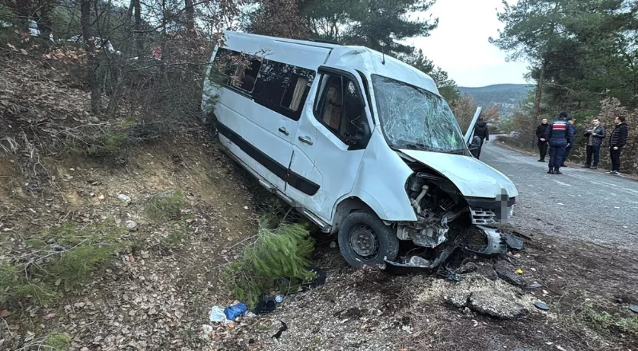 Yabancı öğrencileri taşıyan minibüs şarampole uçtu: 17 kişi yaralandı