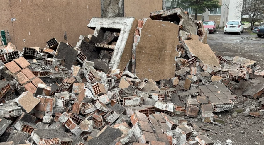 Edirne'de facia ucuz atlatıldı: Apartman bacası çöktü