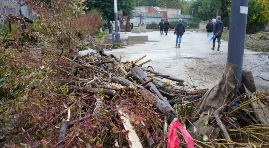 Fransa'da meydana gelen hortum yaklaşık 200 eve zarar verdi