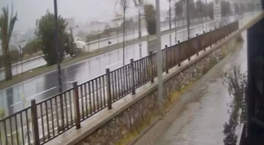 Antalya'da kontrolden çıkan otomobil refüjdeki ağaca çarpıp takla attı