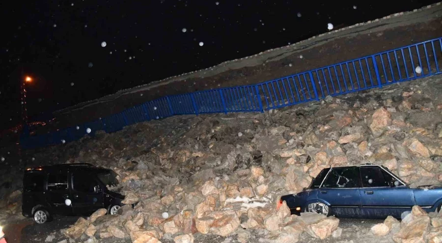 İstinat duvarının park halindeki araçların üzerine çöktü