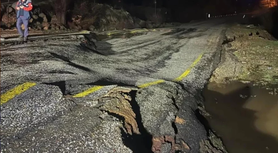Yoğun yağış sonrası köy yolunda çökme meydana geldi