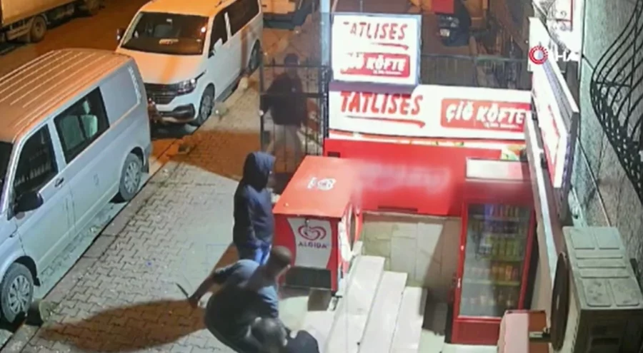 Uyuşturucu satıcılarını ihbar eden esnafa bıçak çeken şahıs meydan dayağı yedi!