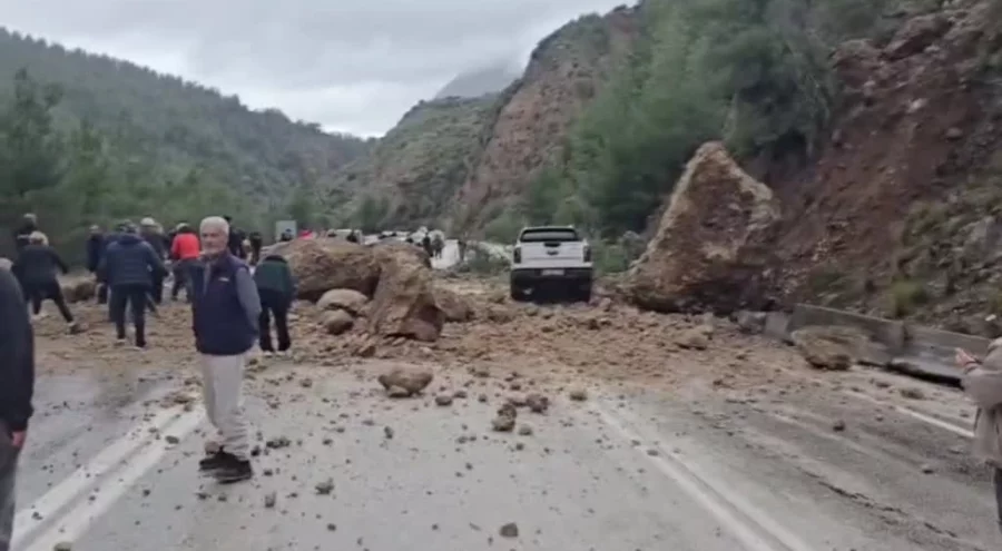 Antalya-Isparta yolunda heyelan: Dev kayalar yolu kapattı