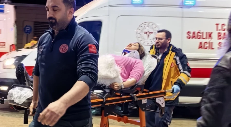 Bursa'da otomobil duvara çarptı: 2 kişi yaralandı