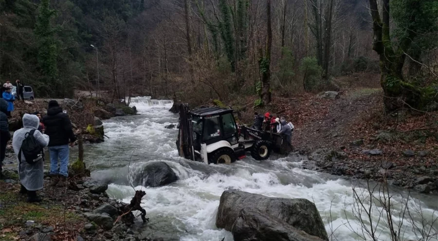 Yalova'da derede su seviyesi yükseldi: Mahsur kalan 19 kişi kurtarıldı