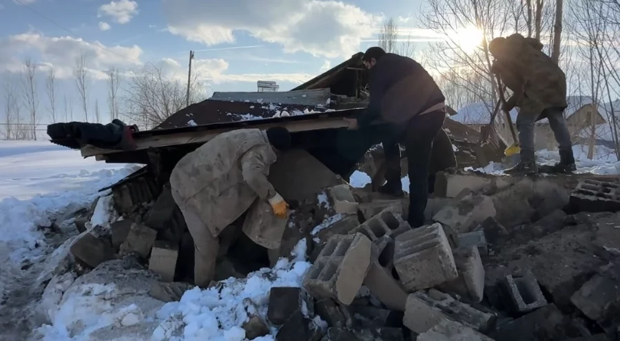 Hakkari'de ahır çatısının çökmesi sonucu 2 hayvan telef oldu