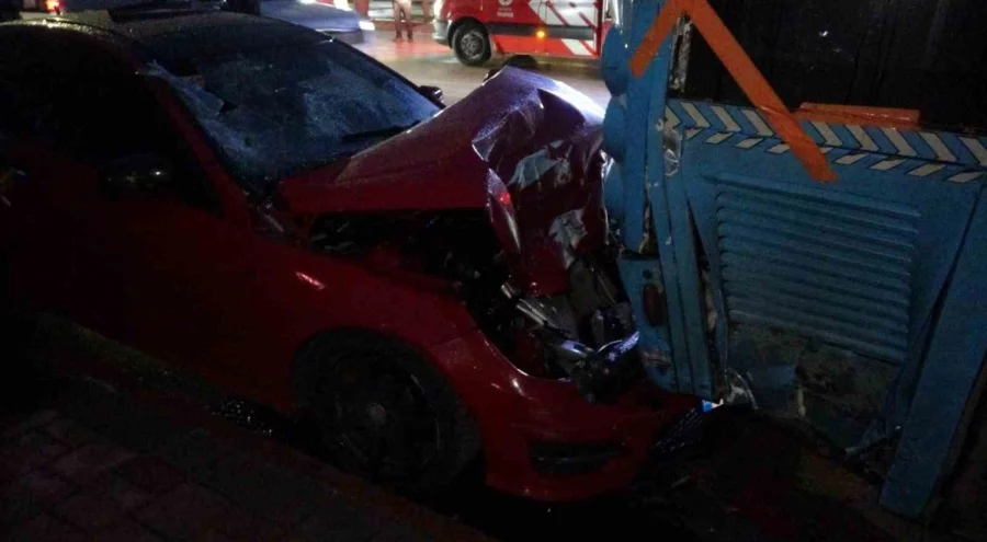 Antalya'da lüks otomobil park halindeki otobüse çarptı