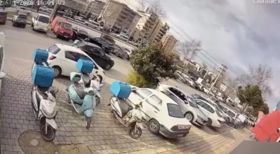 Bursa'da otomobil sürücüsü ile motosikletli kurye arasında gerginlik! O anlar kamerada...