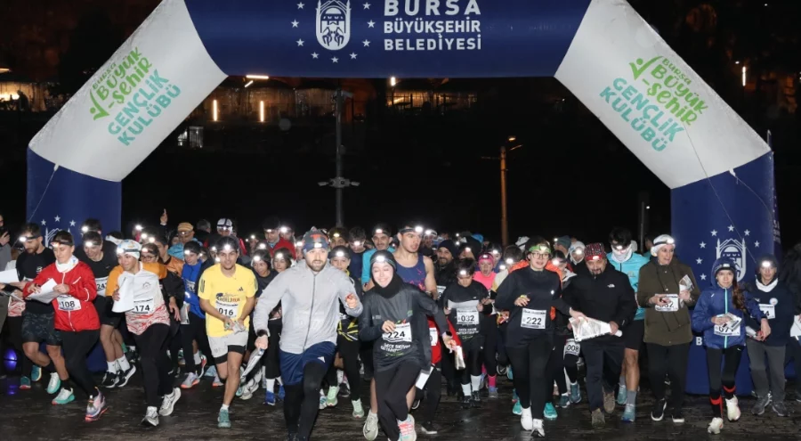 Bursa'da Tarihi Çarşı'nın gece atmosferinde oryantiring heyecanı