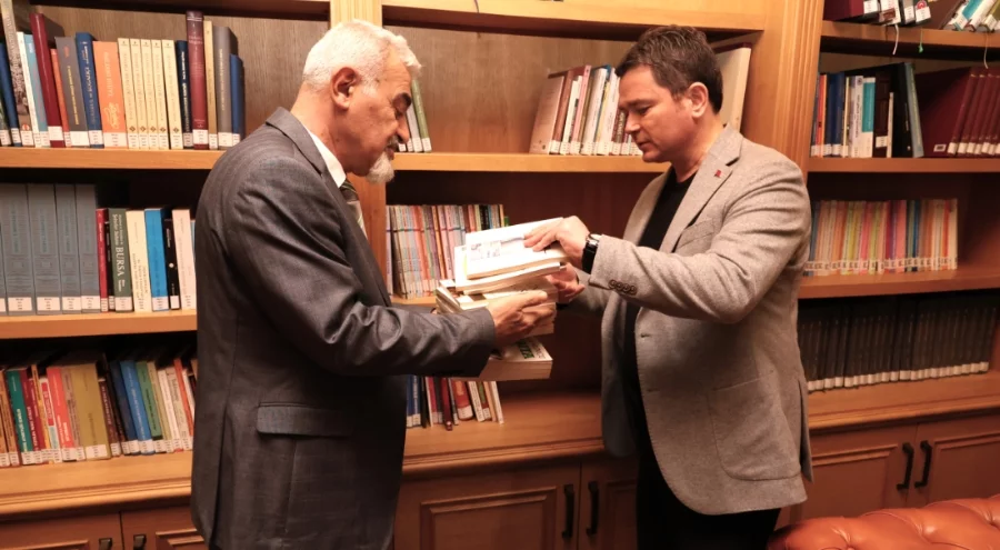 Çağdaş Gazeteciler Derneği Bursa Şubesi Osmangazi'ye Uğur Mumcu kitaplarını bağışladı