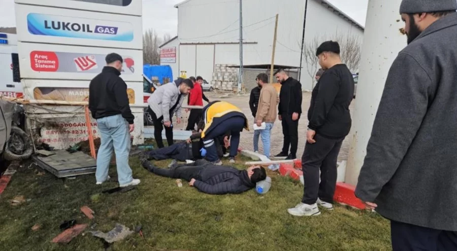 Kontrolden çıkan araç akaryakıt istasyonuna daldı: Yaralılar var