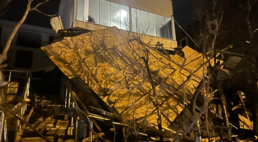 Tekirdağ'da kuvvetli rüzgar bir ev ve iş yerinin çatısını uçurdu
