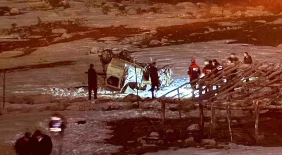 Şırnak'ta yoldan çıkarak takla atan araç hurdaya döndü