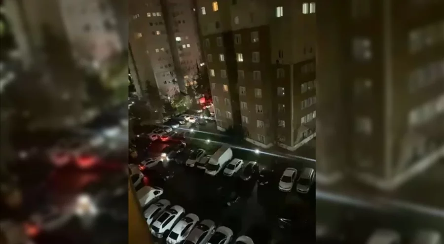 İstanbul'da sitenin otoparkında çıkan yangında 5 araç zarar gördü
