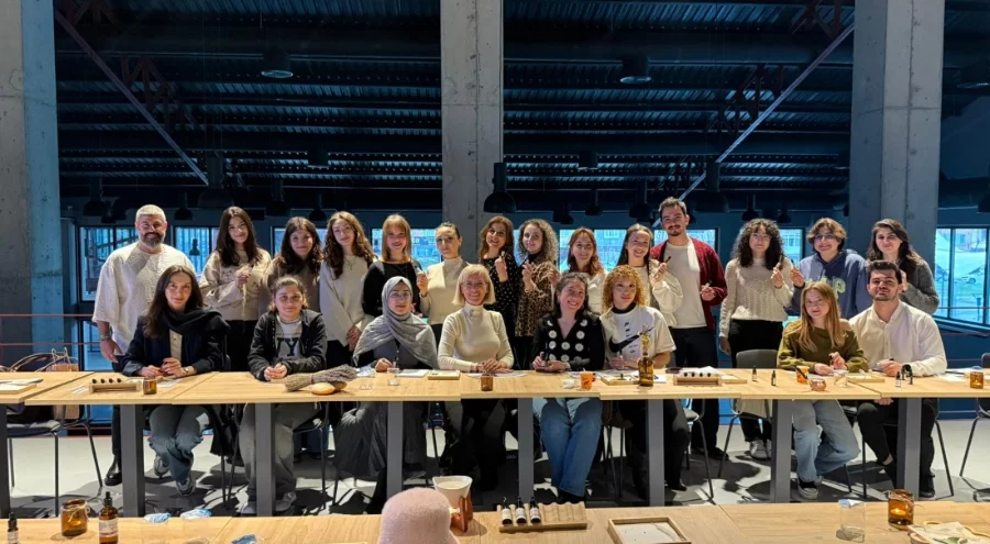 Nilüfer'de koku duyusunu hafıza ve duygularla olan ilişkisi üzerinden keşif