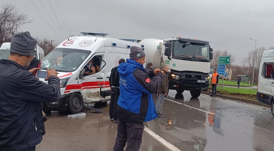 Sakarya'da ambulans ile işçi servisi çarpıştı: Çok sayıda yaralı