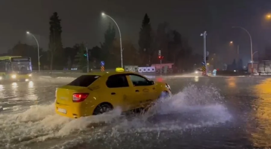 Bursa'da yağmur sonrası rögar taştı, cadde göle döndü