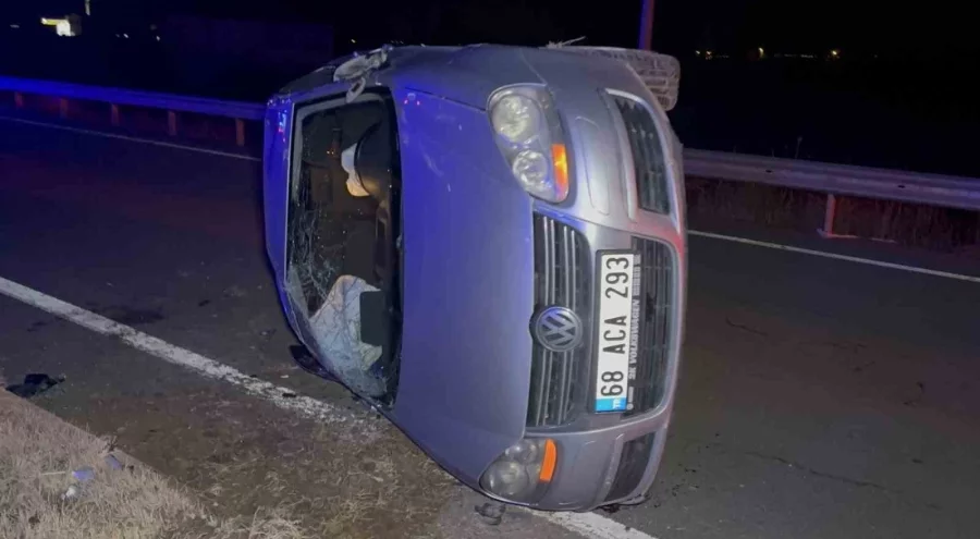 Aksaray'da otomobil devrildi: 2 kişi yaralandı