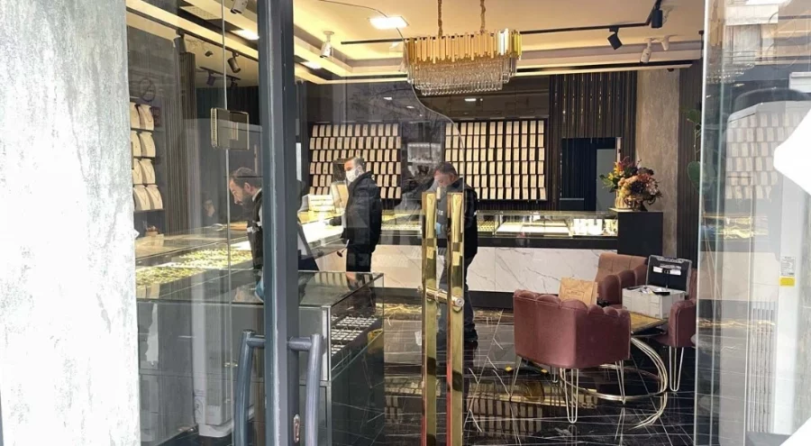 Kuyumcuda kar maskeli ve silahlı soygun: Bir polis vuruldu